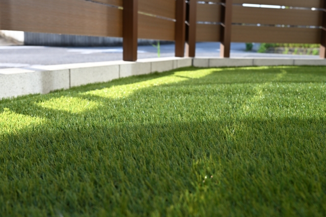 一年中緑を楽しめる高耐久人工芝