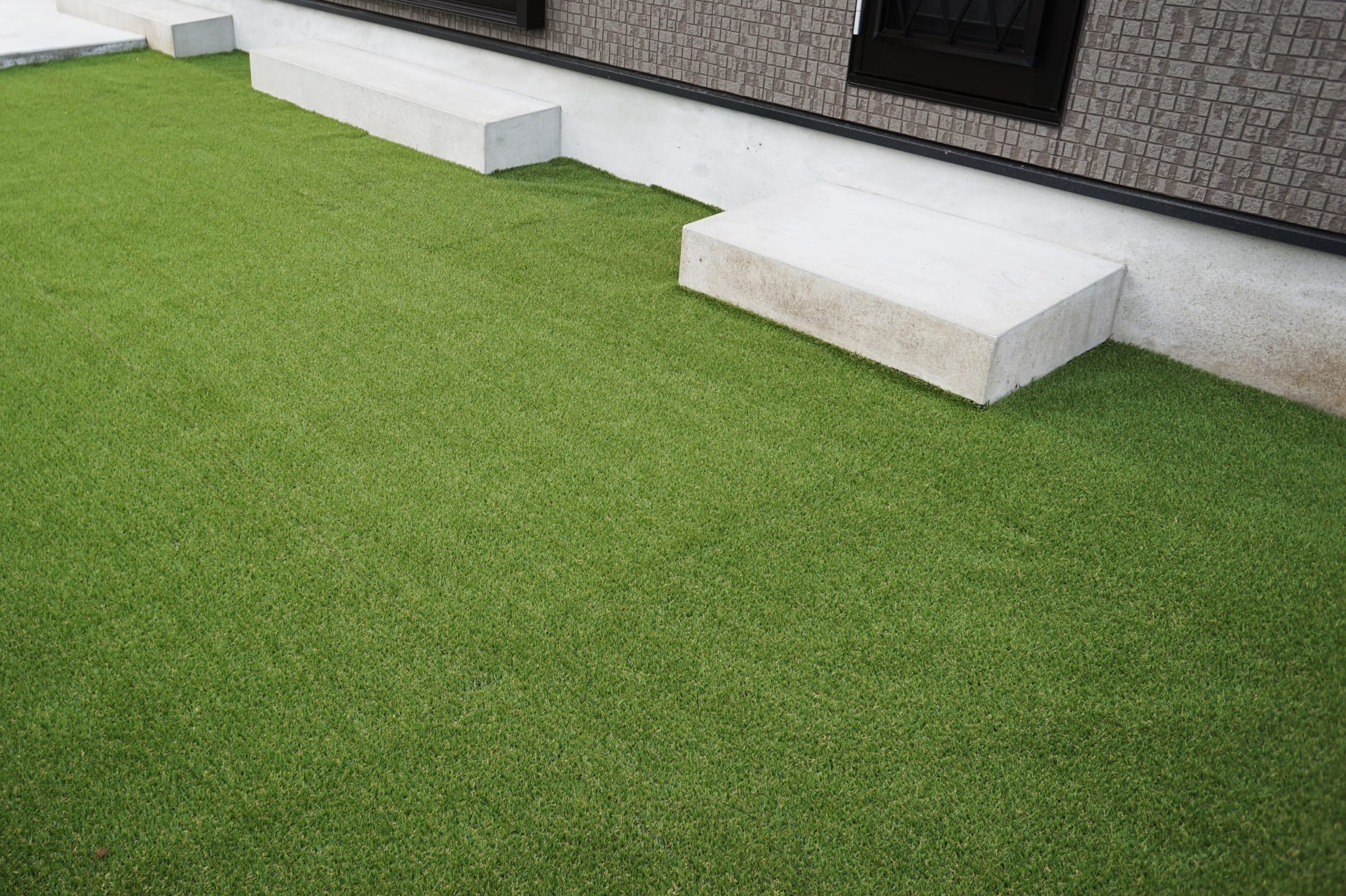 水やり不要で手間がかからない人工芝